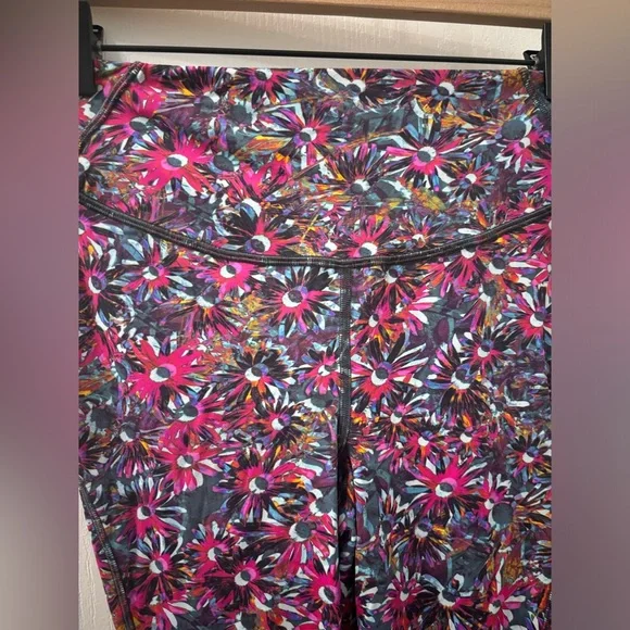 Lululemon Base Pace HR High Rise Tight 25” and Sports Bra Floral -  Size 6 - Picture 8 of 12